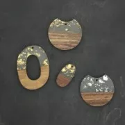 Pendente ovale asimmetrico 47x34.5 mm resina imitazione legno con frammenti d'oro