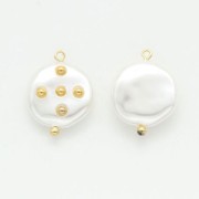 Pendente disco irregolare con sfere imitazione madrep. 23x18 mm-Bianco-dorato x1