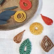 Pendente goccia in legno intrecciato 45x35 mm - Corallo effetto madreperla x1