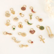 Ciondolo luna con Ossido di zirconio 11x5 mm - Fucsia - Placcato oro 3 micron x1