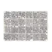 Cofanetto di 1200 perle lettere alfabeto e cuori forma cubo 6 mm - Bianco - Nero