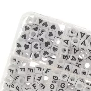 Cofanetto di 1200 perle lettere alfabeto e cuori forma cubo 6 mm - Bianco - Nero