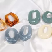 Pendente goccia scavata in resina opaca 33x27 mm - Ecrù x1