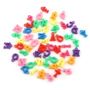 Assortimento ciondoli di lettere in plastica 11 mm - Multicolore x100|raw }}