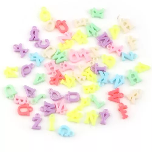 Assortimento di ciondoli alfabeto in plastica 11 mm - Pastello x100