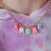 Assortimento di ciondoli alfabeto in plastica 11 mm - Pastello x100