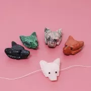 Pendente testa di lupo 35x25 mm in pietra semipreziosa - quarzo rosa x1