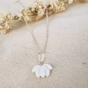 Fiore di loto semi-forato in madreperla 12x17 mm - Naturale x1