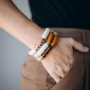 Perline tubolari curve in acrilica opaca 35x11 mm - Verde chiaro x6