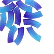 Perline tubolari curve e sfaccettate in resina trasparente 37x12 mm - Blu sfumato x6