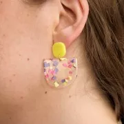 Pendente mezzaluna in acetato 29x33 mm - Terrazzo Vaniglia - Rosa pastello x1