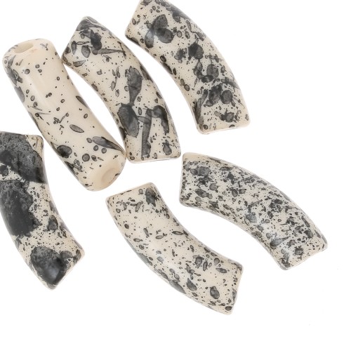 Perline tubolari curve 35x11 mm in acrilico opaco - Beige screziato di nero x6