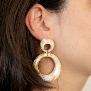 Orecchini perno tondi cavi in acrilico 20 mm - Beige marmorizzato x2