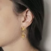 Orecchini perno a fiore scavato 17x19 mm con cerchio aperto - dorato oro fino x2