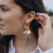 Zecchini petalo di fiore curvo da 17mm in acrilico-marmorizzato oliva - bianco x15