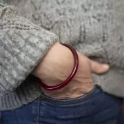 Bracciale in acrilico trasparente da 64 mm - Bordeaux marmorizzato x1