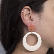 Orecchini tondi in acrilico da 18 mm - Marmo blu scuro x2