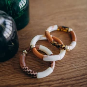 Perline tubolari curve 35x11 mm in acrilico opaco - Marrone x6