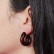 Orecchini a cerchio larghi 27 mm in resina traslucida - Ambra marmorizzata x2