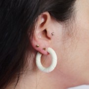 Orecchini a cerchio ritorto 31 mm in resina opaca - Ecrù x2