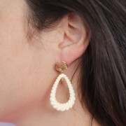 Pendente goccia ritorta 36x24,5 mm in resina opaca - Ecru x1