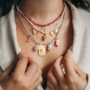 Ciondolo rotondo piatto da 10 mm castone testurizzato - Oro fino - Quarzo rosa