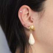 Perla ritorta in resina opaca 26x14 mm - Verde scuro marmorizzato x1