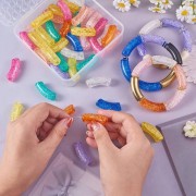 Set di 60 perline tubolari curve in acrilico chiaro 35x11 mm con effetto cracking