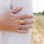 Anello martellato con filo diamantato - da T52 a 59 - acciaio inox304L dorato x1