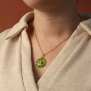 Pendente a forma di trifoglio da 21 mm con incastonatura in Dorato con oro fino - Cristallo Hydro Peridot