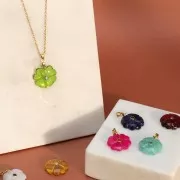 Pendente a forma di trifoglio da 21 mm con incastonatura in Dorato con oro fino - Cristallo Hydro Peridot
