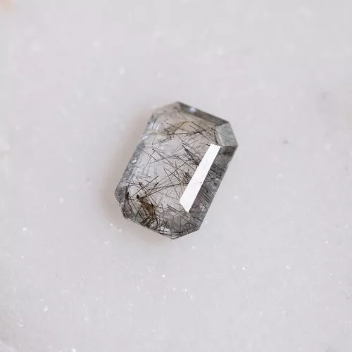 Quarzo rettangolo con inclusioni di 10,3x7,1 mm - 1,95 carati