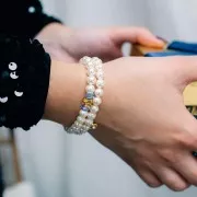 Ciondolo fiore 7 mm cabochon imitazione madreperla acciaio inox 304L dorato x1