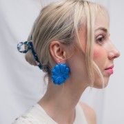 Orecchini a fiore in resina opaca 48 mm - Blu reale marmorizzato x2