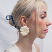 Orecchini a fiore in resina opaca 48 mm - Ecru x2