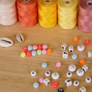 Assortimento di 200 perline piatte lettere dell'alfabeto 7 mm - Rosa antico - Oro