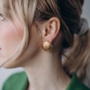 Orecchini rotondi strutturati 24 mm - motivo chevron - Dorato con oro fino x2