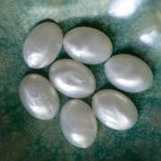 Cabochon ovale 18x13 mm in resina opaca - Bianco perlato x1