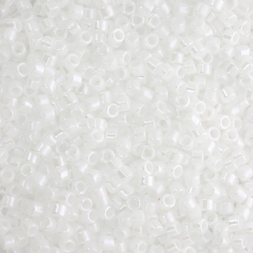 Toho Treasures 1,8 mm TO1T121 - Opaque White Luster x8g