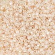 Toho Treasures 1,8 mm TO1T123 -Opaque Light Beige Luster x8g