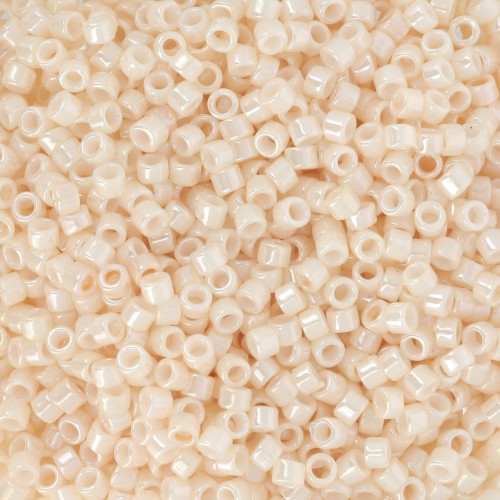 Toho Treasures 1,8 mm TO1T123 -Opaque Light Beige Luster x8g