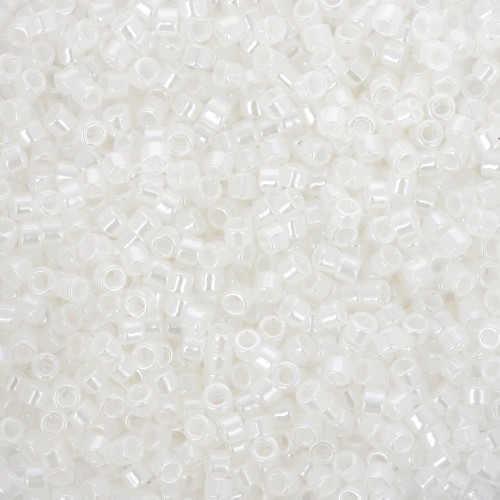 Toho Treasures 1,8 mm TO1T141 -Snowflake Ceylon x8g