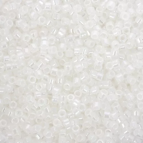 Toho Treasures 1,8 mm TO1T141 -Snowflake Ceylon x8g
