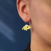 Pendente a forma di margherita 13x20 mm in resina epossidica - Acciaio inossidabile 304L Dorato - Bianco x1