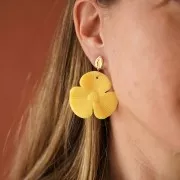 Pendente a 3 petali di fiori 42x43 mm in resina opaca - Moka Mousse x1