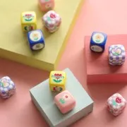 Perla cubo acrilico da 14 mm - motivo a quadri e fiori - Viola - Bianco x1