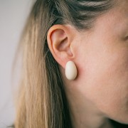 Orecchini a goccia in resina opaca 28x16 mm - Ecrù x2