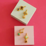 Pendente etnico 21x10 mm - Dorato con oro fino - Crisoprasio - Granato x1