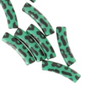 Perline tubolari curve 19x5 mm in acrilico opaco - Stampa leopardo - Verde - Nero x4