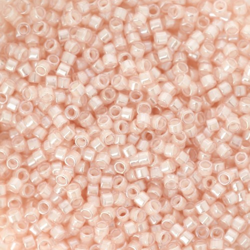 Toho Aiko 11/0 1,6 mm TA011033 - White Lined Luster Light Rosaline x4g